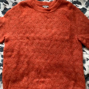 Stickad t-tröja - Stickad T-tröja i mohair blandning från HM. Endast använd ett fåtal gånger. 