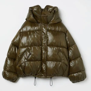 Grön pufferjacka H&M - Intressekoll på min älskade pufferjacka från H&M. Den är så fin men är tyvärr lite för puffig för min smak, försöker därför sälja denna och köpa en annan jacka som passar mig bättre. Kom med bud! 