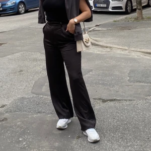 Mörkbruna kostymbyxor - Superfina kostymbyxor från zara limited edition. Säljer bara för att jag inte passar i dem längre. Glättat material och långa i benen. Köpte dem för 699:-