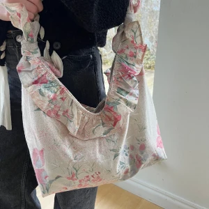INGRID BAG - Vår Ingrid bag är handsydd i ett coolt vintagetyg med snygga detaljer. Är du intresserad av en både praktiskt och hållbar väska så skicka ett meddelande, vi skickar över hela Sverige, köparen står för frakten💓💓💓