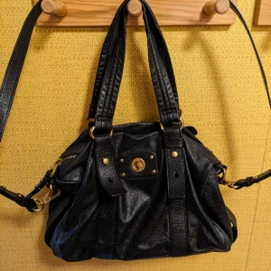 Marc Jacobs väska - Marc Jacobs väska i svart läder i bra skick