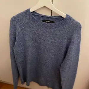 Säljer min blåa stickade tröja från vero Moda, som tyvärr inte kommer till användning längre. Jag har storlek xs i den!!