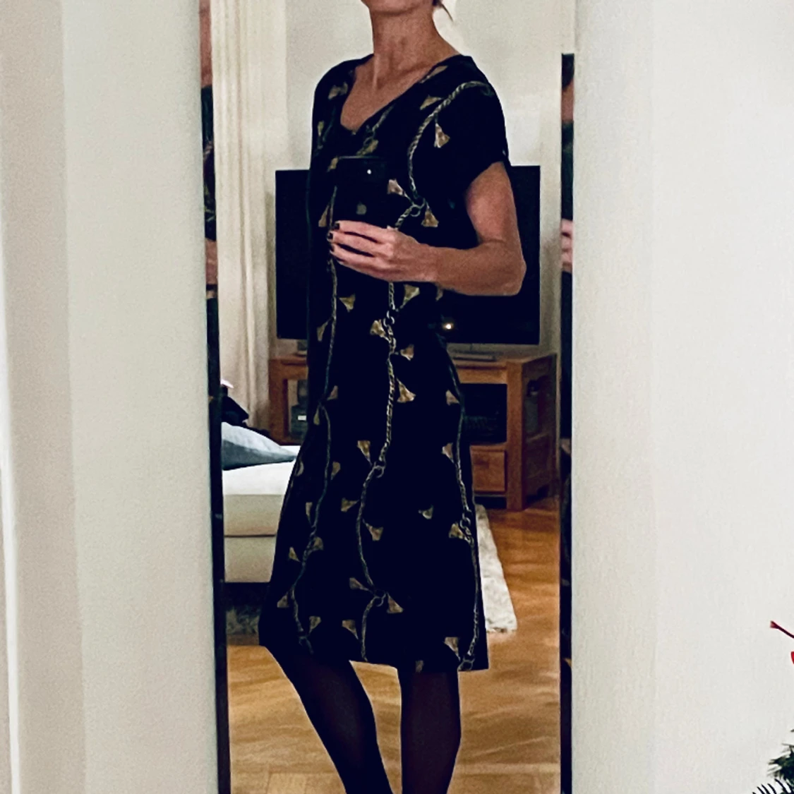 Svart klänning med guldgult mönster från Soyaconcept, stlk S - 90