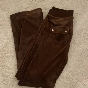 Bruna juicy byxor - Säljer mina bruna juicy byxor, i storlek M. I super fint skick🤎🐻