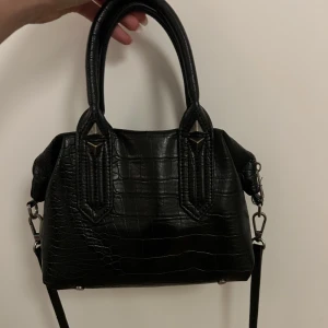 Zara väska - Säljer denna jättefina väska köpt från zara för ca 400kr. Säljer nu pga att den inte kommer till användning. Ser som ny ut. Pris kan diskuteras.
