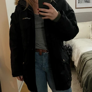 Vinterjacka - Jättevarm och skön vinterjacka från Didrikssons. Passar till allt och liknar en canada goose! Har hållit mig varm i upp till -25 grader i den men den är inte för fluffig heller! Helt klart perfekta vinterjackan. Pris går alltid att diskutera 