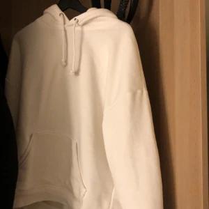 Bik bok hoodie (helt ny) - Helt ny bara att jag köpt en storlek för stor och retur gått ut vit basik hoodie alltid bra att ha orginal pris 400kr