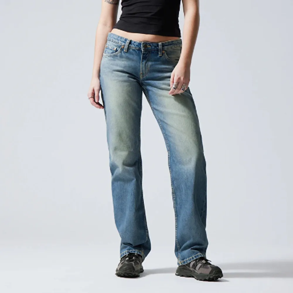 säljer ett par low arrow jeans från weekday! Jeansen har inga defekter och är som nyskick pga att jag knappt använt de! Nypris 590kr 💞 midjemått: 73cm, innebenslängd: 75cm . Jeans & Byxor.