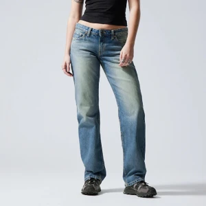 lågmidjade jeans - säljer ett par low arrow jeans från weekday! Jeansen har inga defekter och är som nyskick pga att jag knappt använt de! Nypris 590kr 💞 midjemått: 73cm, innebenslängd: 75cm 