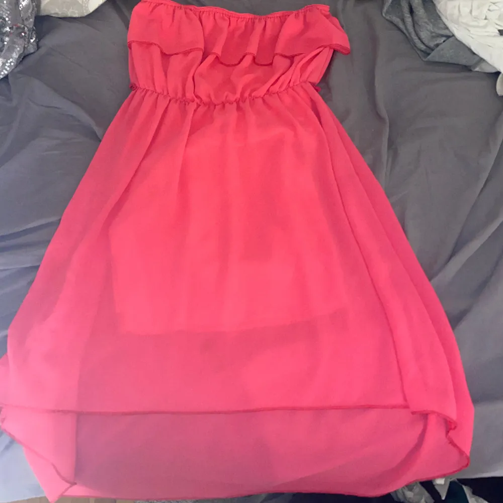 Super gullig rosa klänning! Köpt för 100kr . Klänningar.