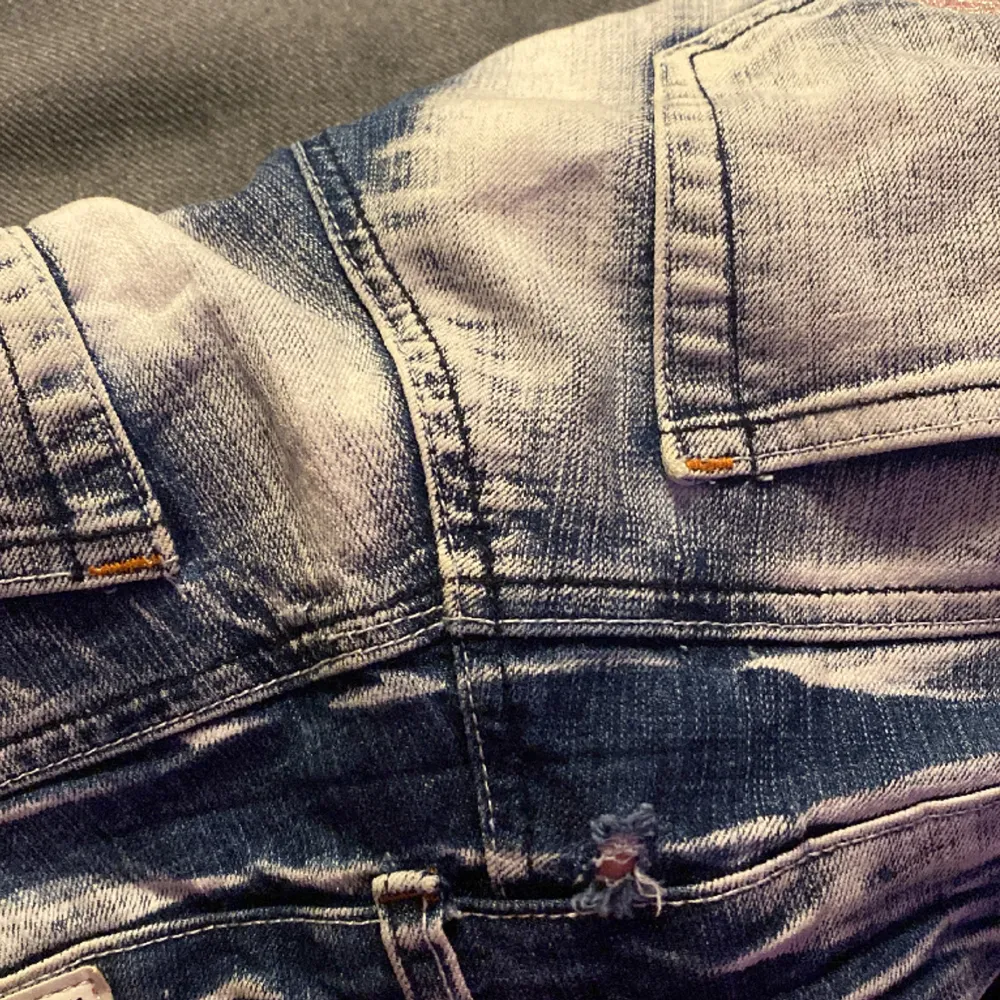 Fina crazy age jeans i storlek 36/s. Byxorna har 1 defekt vilket är ett litet hål på baksidan av byxorna (se sista bilden) . Jeans & Byxor.