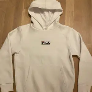 Vit fila hoodie som är helt oanvänd med lappen kvar från JD sports💗 (skriv för frågor och bilder)