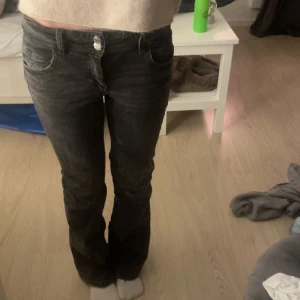Svarta jeans - Säljer dessa as snygga jeansen från young gina!!💓 stl 164 Dom är sparsamt använda och slutsålda överallt Skriv vid intresse!!💗💗