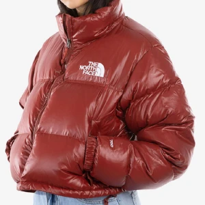 North Face Nuptse Jacket - Slutsåld jacka! Supersnygg vinröd och kroppad jacka. Skicket är använt, men bra! Priset kan diskuteras vid snabb affär. Köparen står för frakten.