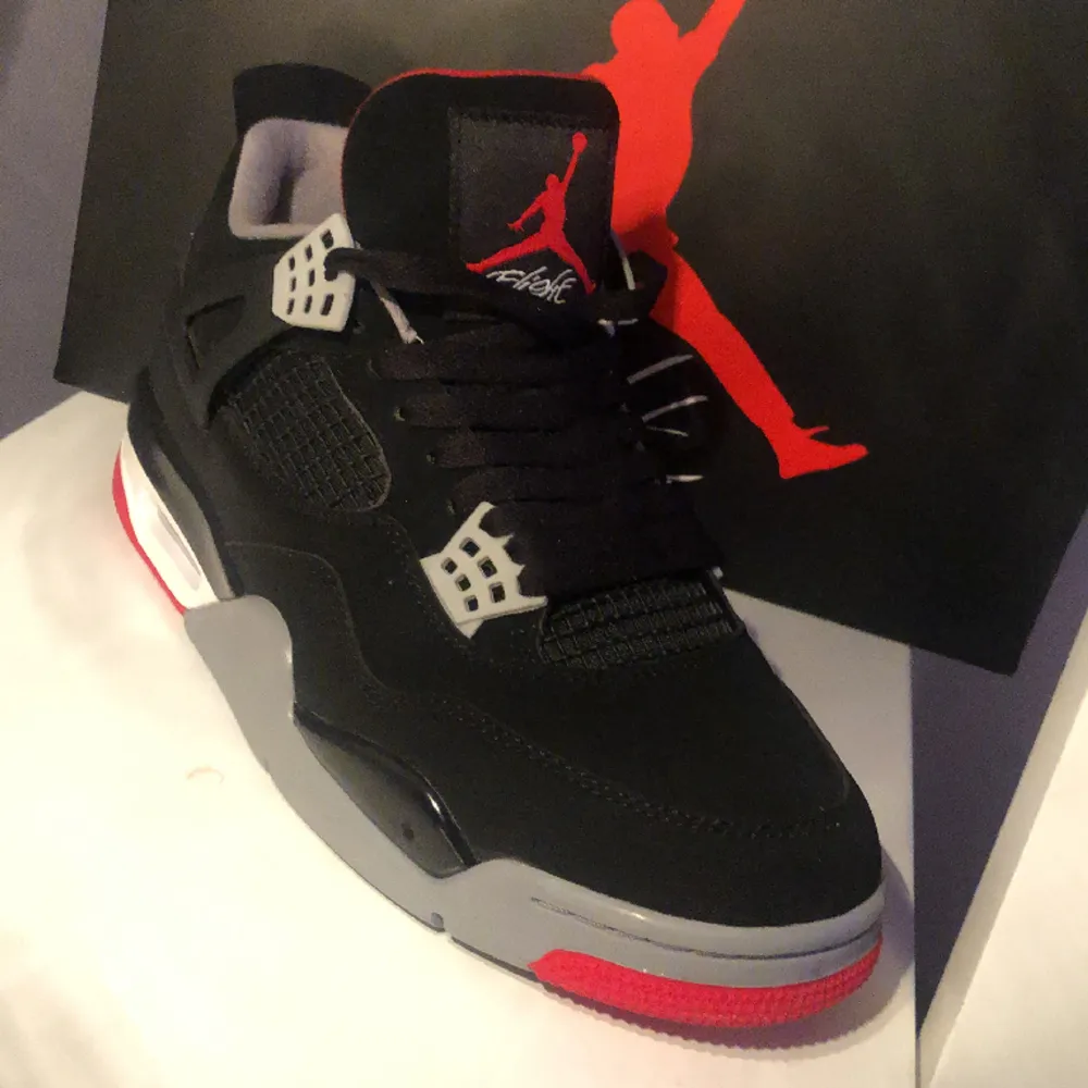 Nu säljer jag dem hära helt nya Nike air Jordan 4 ’’Bred’’ (kostnad kan diskuteras)    . Skor.