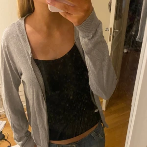 glittrig kofta - superfin kofta köpt second hand! perfekt till en tjejmiddag men också till nyår🎊🎉 köpt second hand!🩶🩶