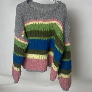 Stickad tröja - Jättemysig stickad tröja köpt i Seoul💕🥹 passar storlek s-L beroende på önskad passform😘 säljer pga att den inte kommer till användning 