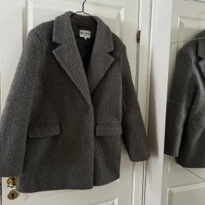 Fodrad kort kappa - En kort fodrad kappa med två fickor, både snygg och varm! Köpt för 1199kr. Oversized, skulle säga att den passar allt från S till L!