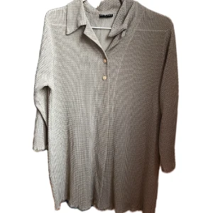 Blus  - Superfint tröja att ha antingen över en skjorta eller bara som den är! 