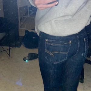 Lågmidjade bootcut jeans  - Marinblå Lågmidjade bootcut jeans från mavi. Använda fåtal gånger. Säljer pga att de sitter för tight. Pris går att diskutera ❤️ passar mig som är 170