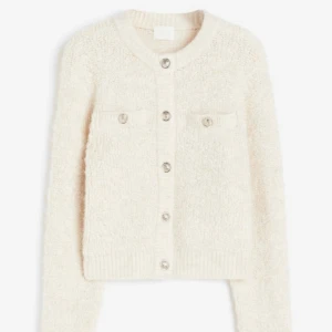 Kofta i boucle med knappar - Säljer denna helt nya populära koftan från hm då jag beställde fel. Lapparna sitter kvar. Skriv vid fler frågor.