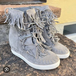 Fransskor - Säljer mina super fina franskor som liknar casadei, dessa gör verkligen outfitsen snyggare🤍 ( lånad bild ) fråga gärna mig om fler bilder