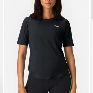 tränings tshirt - träningströja från stronger🫶🏼 i färgen grå! inte alls använd många gånger så jättebra skick!