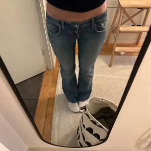 Ltb jeans - Säljer mina Roxy ltb jeans. De är i fint skick❤️jag är 170 och de är lite korta men passar nog nån som e 160-165