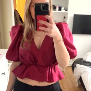 Blus - Så fin blus/topp i vinröd färg💕💕 helt ny med lappar kvar! Storlek 36