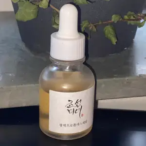 Ett serum från koreansk hudvård. Från märket boj (Beauty of joseon). Det är ca 3,5-4/5 kvar.  Ord pris 250kr