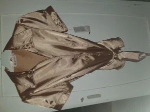 Guldig blus - Ny blus från Gianni.Med avtagbart snöre.