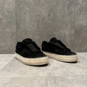 Axel arigato skor - Säljer ett par Axel Arigato Clean 360  Laceless skor i färgen svart! EU 40! Har använt dom dagligen, kan användas som fest skor eller liknade! Tänker 650kr eller kom med bud!😁