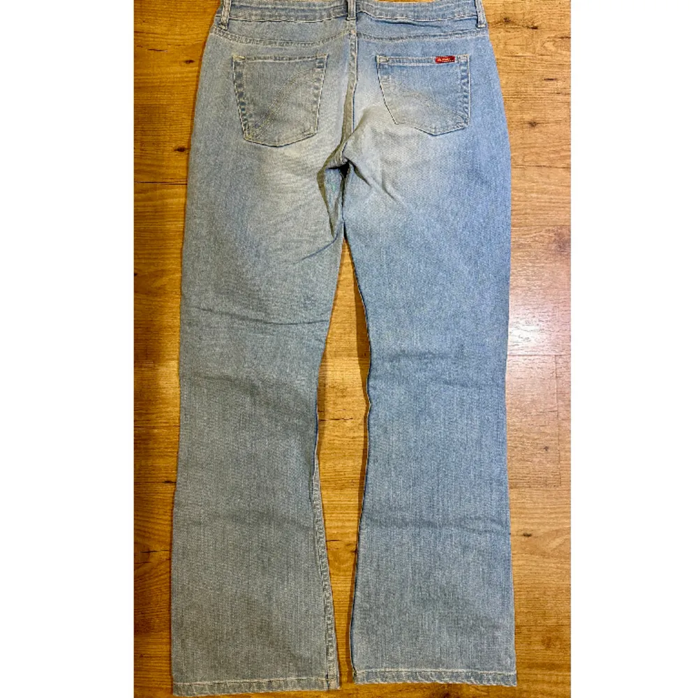 Vintage Y2K-jeans med låg midja. Innerben: 80cm Midja (rakt över): 40cm. Jeans & Byxor.