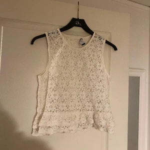 Spetslinne - Vitt spetslinne med volanger