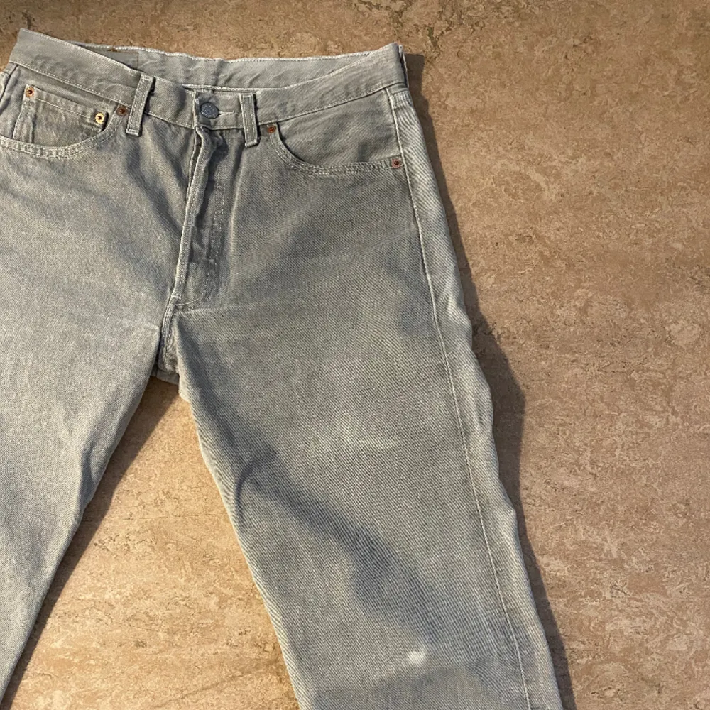Unika ljusgråa vintage levis jeans, strl 33/34xx men passar som 31/34 elr 32/34🩷. Jeans & Byxor.