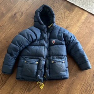 Fjällräven expedition  - ❌LÅNAD BILD❌ Säljer min fjällräven jacka då den inte kommer till användning, storlek Xs men passar även större. Skriv privat för egna bilder, har även en fläck på ena fickan men går säkert bort i tvätten . Först till kvarn då jag vill bli av med den 