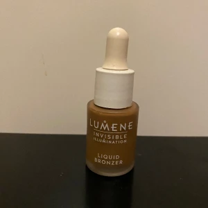 Lumene bronzer - Säljer den här fina bronzern från Lumene. I förgen Summer glow, ger ett superfint glow som lägger sig jämnt. Mycket produkt kvar och hygienist använt.💕 Nypris 319 kr men säljer för 100 kr, priset kan diskuteras! Skriv privat för frågor eller fler bilder!💕