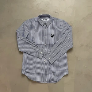 Comme Des Garcons skjorta - Riktigt nice äkta skjorta från CDG, använd endast 1 gång! Säljer den för den sitter lite för litet för min smak, men den funkar om man gillar att den sitter precist! Jag är 185, men den passar ända ner till 172 någonstans skulle jag säga🙏🙏 