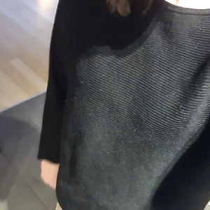 Svart stickad tröja - Säljer denna svarta stickade töjan då den aldrig andvänds längre storlek xs