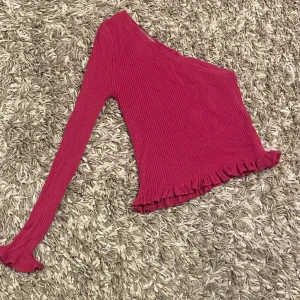 One shoulder tröja från asos  - Ribbad One shoulder tröja från asos. Använd 2-3 gånger men som nyskick 
