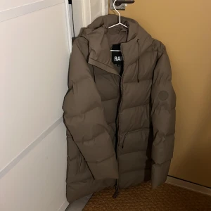 Rains jacka  - Rains, Puffer W Jacket Storlek S Färg Taupe Nyskick 
