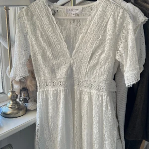 Studentklänning - Vit superfin studentklänning i spets storlek s/m passar mig med storlek s/36, kortärmad med v ringning🤍