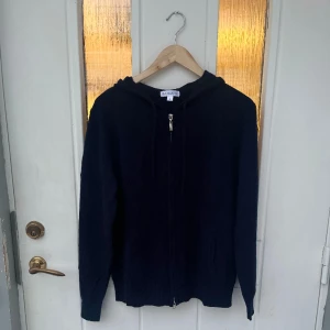 Khasmir zip-Hoodie - Säljer min helt nya Barluco khasmir zip hoodie från barluco i färg mörk blå i storlek S säljer på grund av den inte passar mig den är väldigt Likt den populära Kashmir zip hoodien från soft goat och är väldigt bekväm och snygg att ha på sig. 