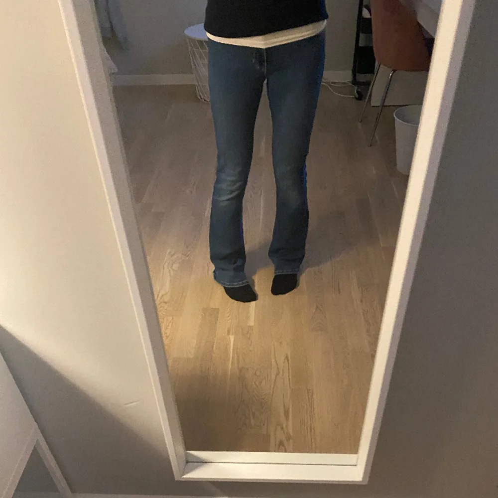 Säljer dessa Low waist/Mid waist jeansen från bikbok då dem inte kommer till användning.💞💞Köpta för 500kr! Skriv till mig innan ni trycker på köp nu!💞. Jeans & Byxor.