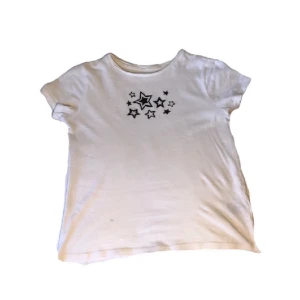 Handmålad kort t-shirt - Har en missfärgning av smink i kragen. Annars använd cirka två gånger. Stjärnorna har jag själv målat.
