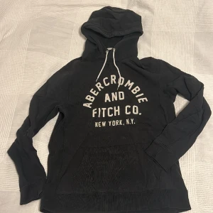 Abercrombie & Fitch hoodie  - En svart hoodie köpt för några år sedan. Håller bra kvalité och har inga skador eller fläckar.  (S)