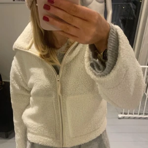 Teddy jacka - Säljer nu denna fina efterfrågade Teddyjacka då den sitter lite kort på mig därnere. Sjukt snygg och mysig! Pris kan diskuteras!  