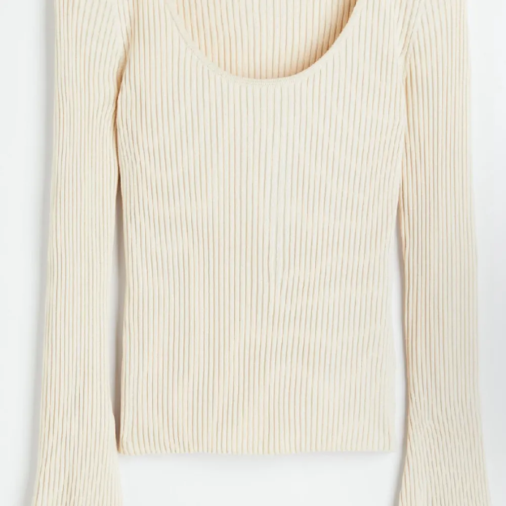 Säljer denna fina tröja från HM jag bara använt 1 gång säljer pga att den inte riktigt kommer till andvändning 💓💓. Tröjor & Koftor.