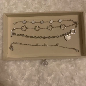 ARMBAND - Sjukt snygga armband som knappt är använda! Köp alla tillsamans för 109 kr🤩 Köp innan 24 december för att få fri frakt!🩵