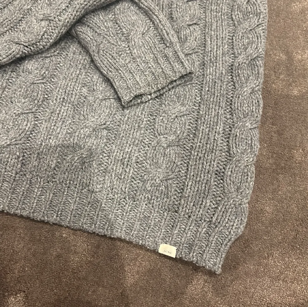 En jättefin kabelstickad tröja från Acne studios, säljer den pågrund av att den är lite för stor, nypris på denna ligger på runt 2500 kronor men jag säljer för 1900 skriv om fler bilder behövs eller om några frågor finns😁. Neuleet.